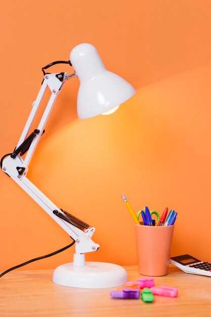 Как материалы и качество сборки влияют на долговечность лампы?